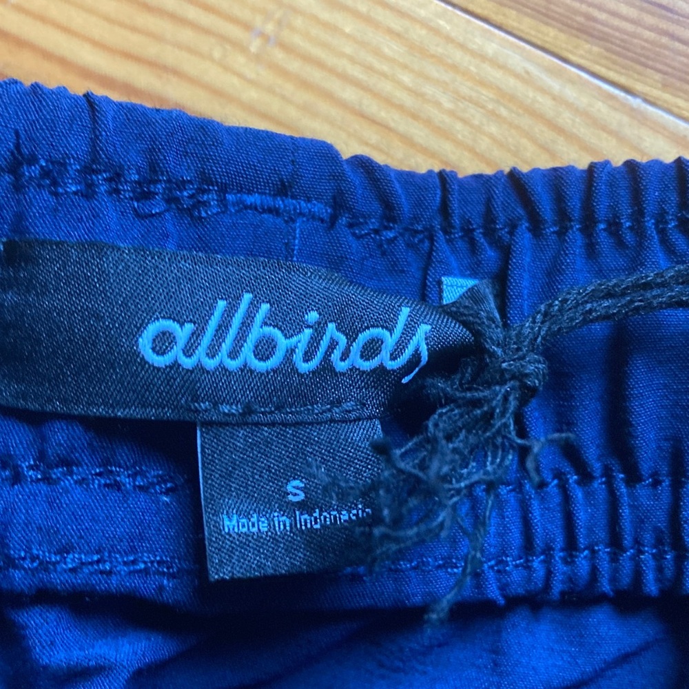 Allbirds women’s navy Blue run short - Picture 2 of 3